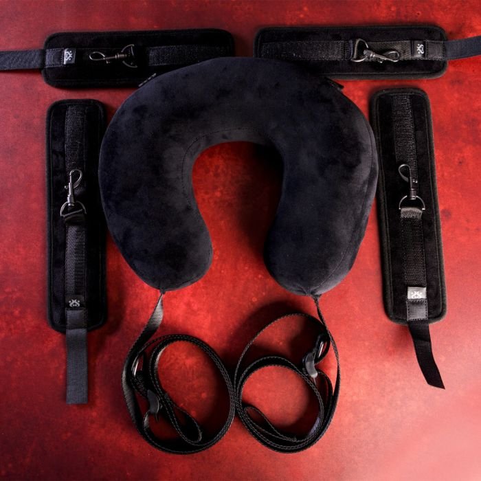 sei-mio-comfortably-in-control-set-front-on-red-sm-005